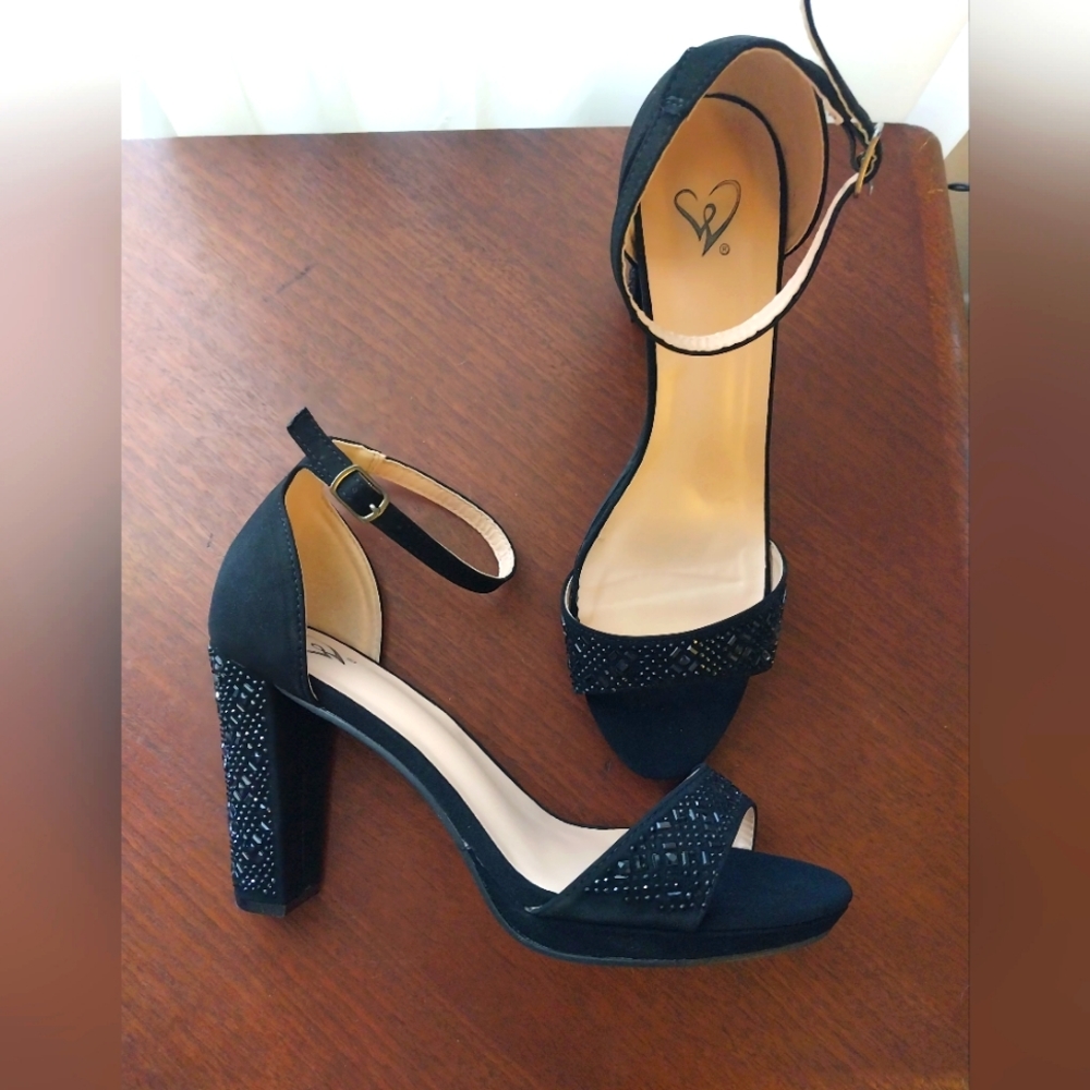 Stunning Size 8.5 Black Strappy Heels